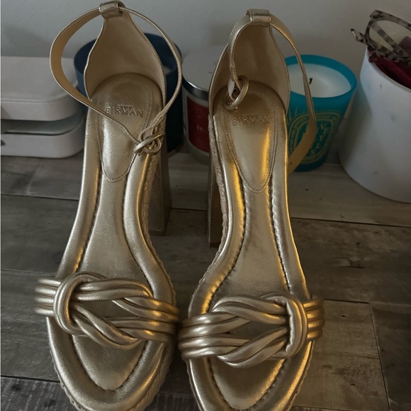 Gorgeous Gold Alexandre Birman chunky block heel shoes - Picture 4 of 9